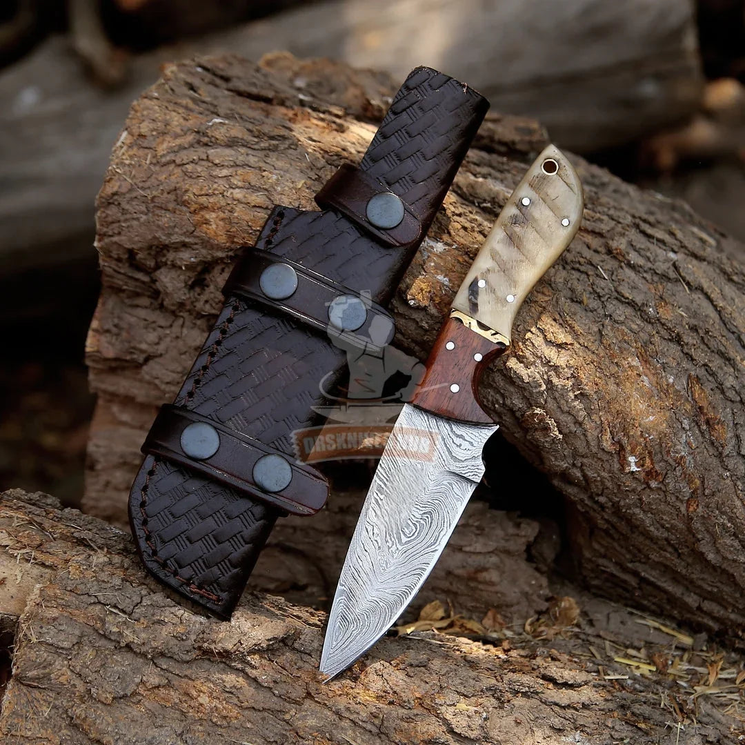 350-layer Damascus hunting knife with rosewood and ram horn handle and leather sheath