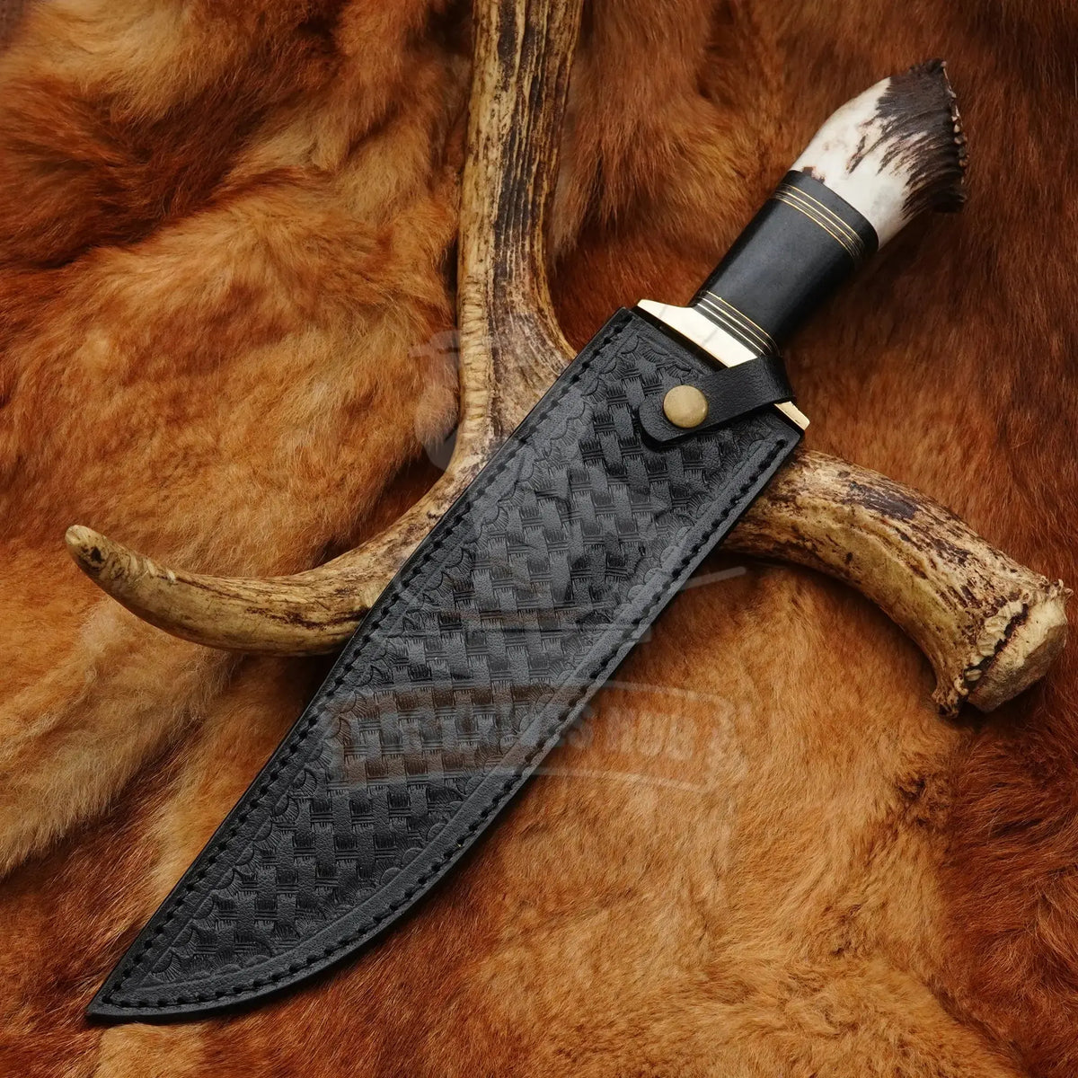 Hand-forged 125-layer Damascus hunting Bowie knife detail