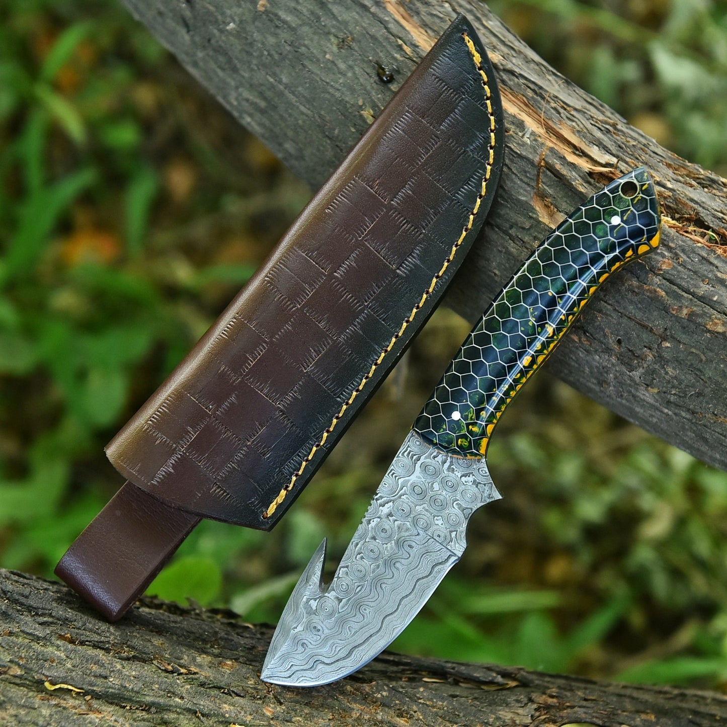 Gut Hook Hunting Knife – 8.25 Inch Damascus Steel with Honeycomb Resin Handle