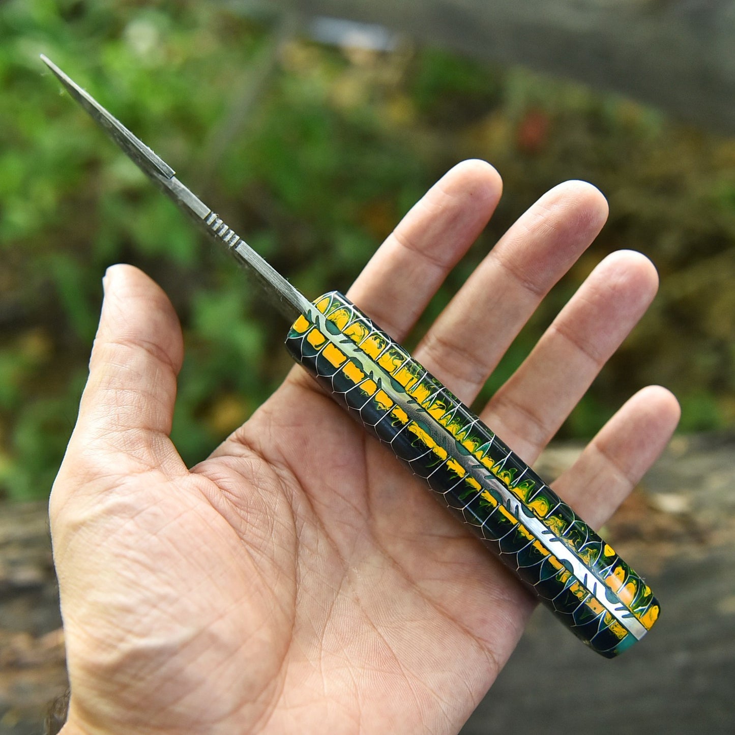 Gut Hook Hunting Knife – 8.25 Inch Damascus Steel with Honeycomb Resin Handle