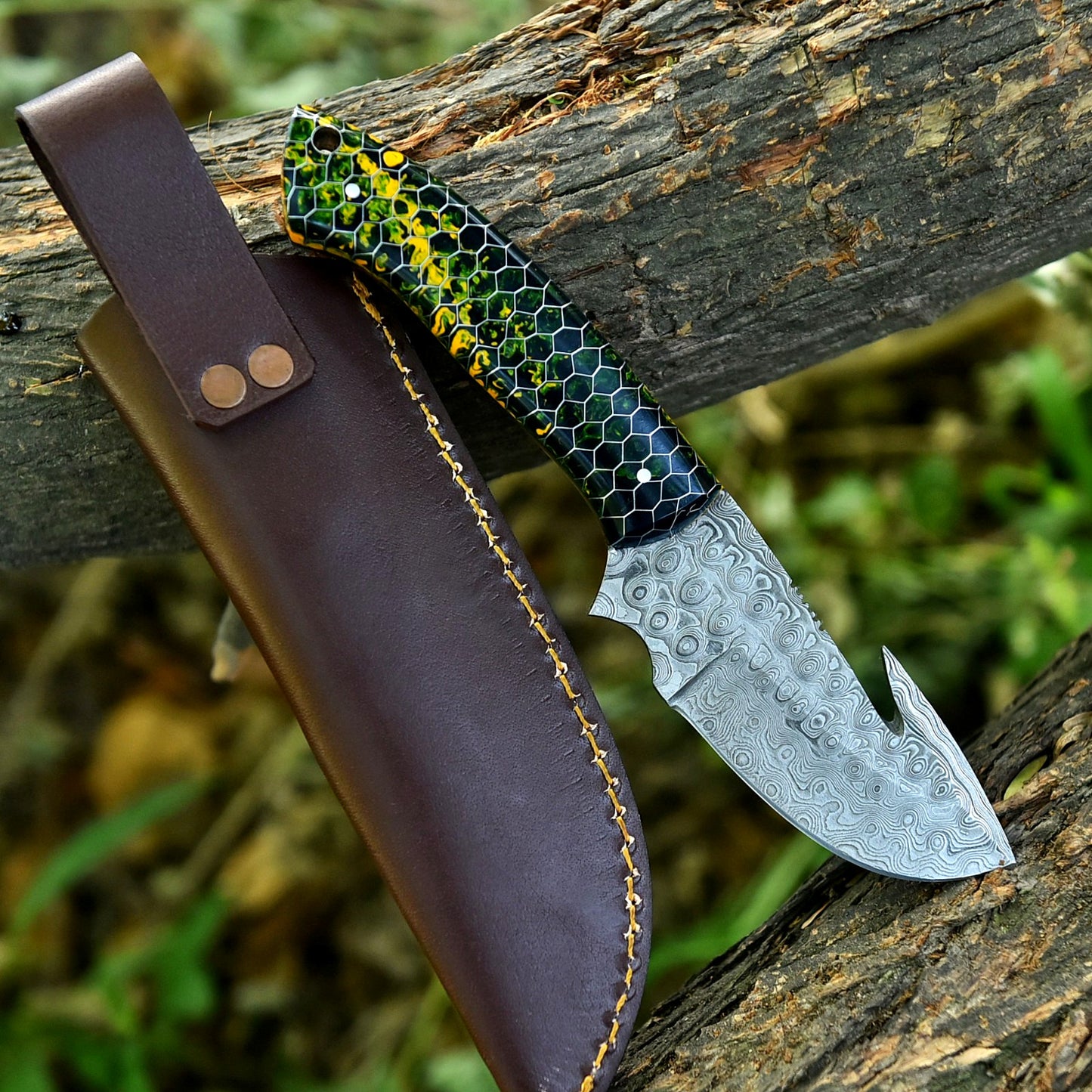 Gut Hook Hunting Knife – 8.25 Inch Damascus Steel with Honeycomb Resin Handle